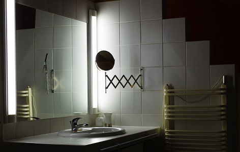 Dunkles Badezimmer heller gestalten mit Pflanzen und Lichtern